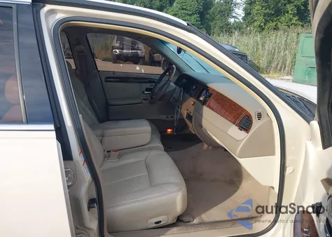 2000 Lincoln Town Car Cartier from USA, damaged, VIN 1LNHM83W6YY838127